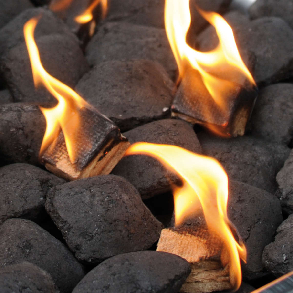 FLAMMBURO Anzündwürfel Kaminanzünder Grillanzünder Öko-Anzünder brennend